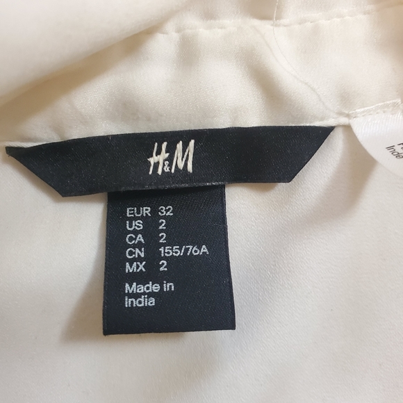 H&M silky sleeveless blouse - Picture 2 of 4